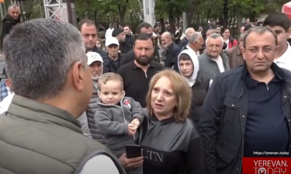 «Никол, выходи, отребье!»: мать погибшего солдата присоединилась к шествию (видео)